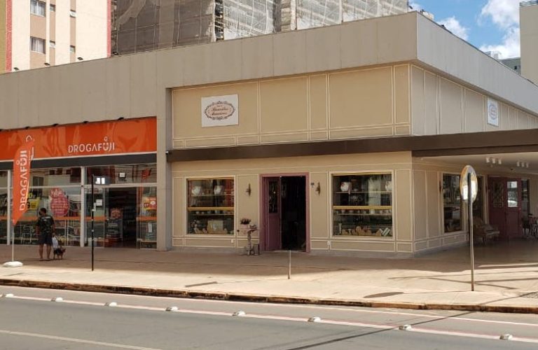 Fachada Alecrim Mall em Águas Claras com Biscoitos Mineiros e Drogafuji.